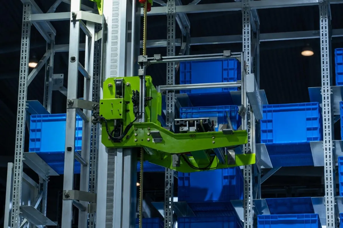 Storage and retrieval shuttle handling a container inside an automated rack system